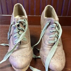 Elegant Women's Lace-Up Boots in Taupe